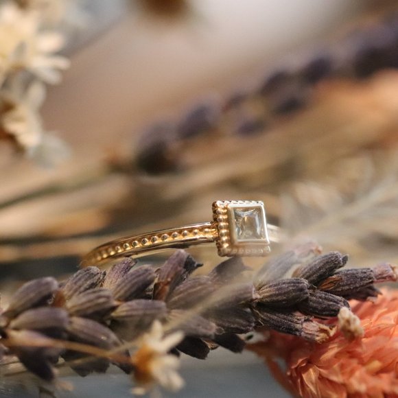 Green Moss Grows | 14K gold and green sapphire ring - Picture 4 of 13